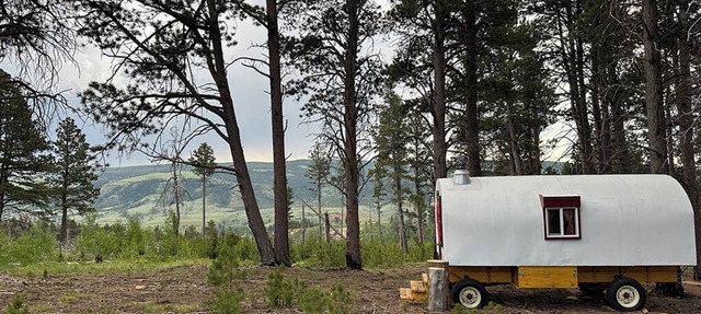 Luxuriously Rustic Hand-Crafted Sheep Wagon in Private Wooded Area with Views in Casper