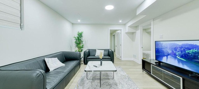 Luxury 3BR Suite, EV Charger, Long Stays in Hamilton