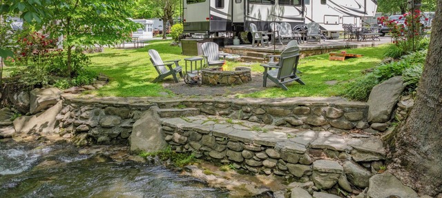 Luxury Creekside Retreat: RV in Gatlinburg,Tn in Gatlinburg