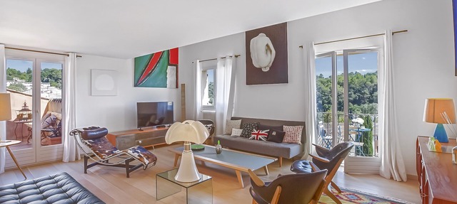 Luxury penthouse apartment in the center of Valbonne village. Lift. Car park in Valbonne