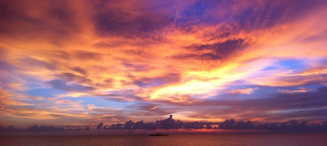 Magnificent Oceanfront Views And Spectacular Sunsets With Pool in Indian Rocks Beach
