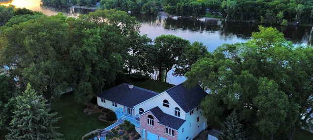 Manor on the River, 5,000 SQFT, Hot Tub & Kayaks in Champlin