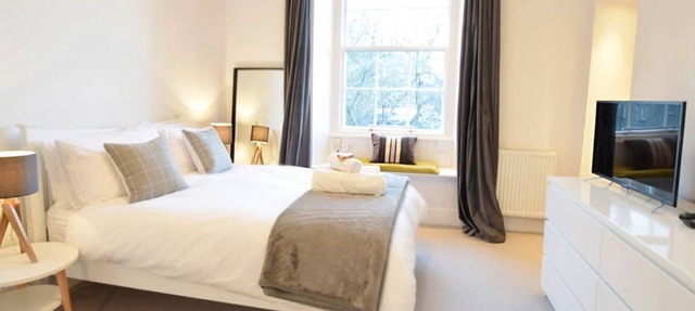 Modern City Centre Flat next to Calton Hill in Edinburgh