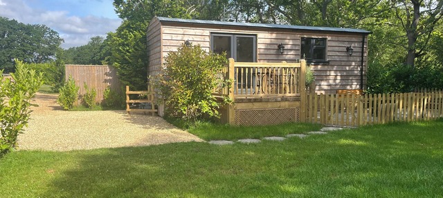 Modern Shepherds Hut in Dorset, near New Forest & Beaches, Dog friendly in Three Legged Cross