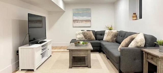 Modern, Spacious 2 Bedroom Suite in Grimsby