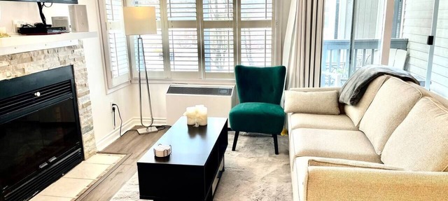 Mountainside Studio Bliss: Steps to Slopes, Renovated, Pool, 2 Hot Tubs, Tennis in The Blue Mountains