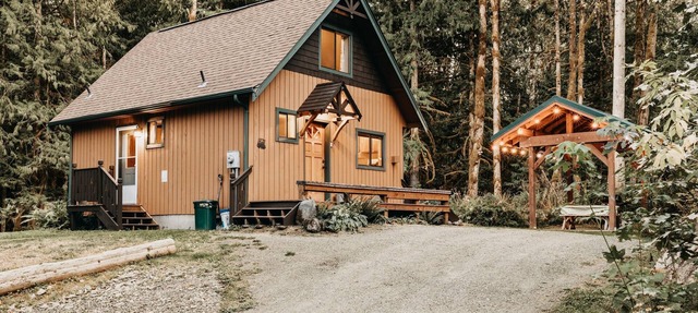 Mt Baker Lodging - Cabin 67 - Private 2-story cabin with a private hot tub in Maple Falls