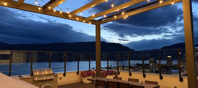 New DT Condo King Bed, Massage Chair, Lake Access @Brooklyn 1711 in Kelowna