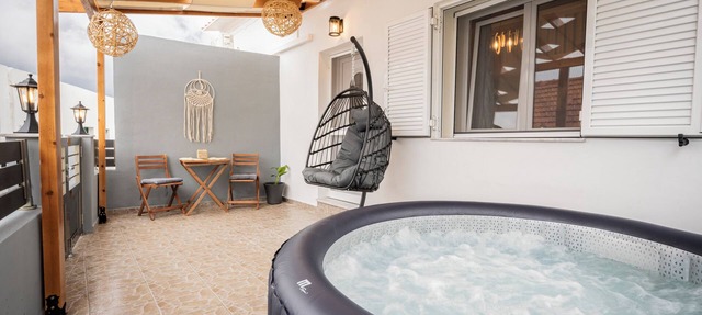 New - Luxury Getaway with Jacuzzi Platanos House - Salakos in Salakos