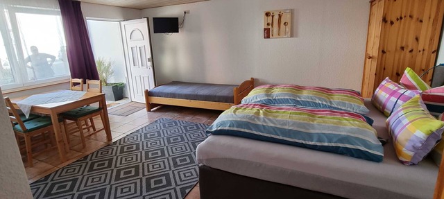 Non-smoking multi-bed room with shower and WC - Gästehaus Gravell in Rust