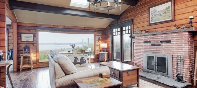 Ocean View Guest House - stunning Ocean Views by Victoria Prime! in Saanichton