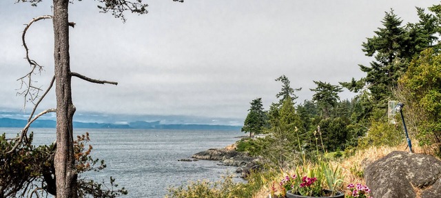 Oceanfront West Coast Vacation Home-Surfside Cottage with hot tub in Sooke