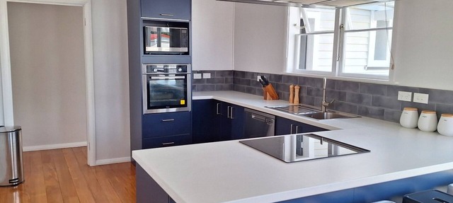 Oxford Retreat (2 min walk to Square), Spacious house, short walk to the Square, sleeps 12 in Martinborough