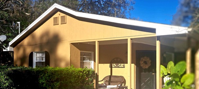 Peaceful 2.5 acres setting in horse country - sit back and relax in Brooksville