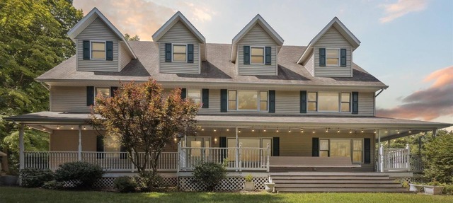 Peaceful Gathering Place with 12 bedrooms and 7 bathrooms. Game Tables and Pool! in South Bend