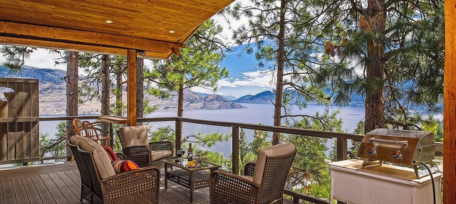 Peachland Treehouse Suite in Peachland