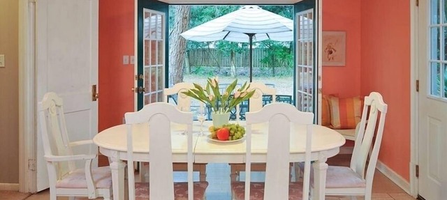 Pet friendly cottage w large fenced yard. Available weekly, monthly or nightly! in St Simons Island