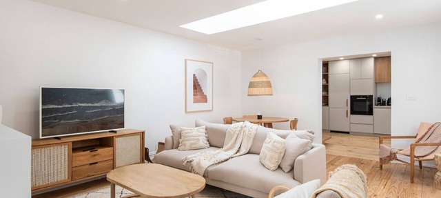 Pet Friendly - Modern Haven in Vibey Fitzroy Walk to shops in Fitzroy