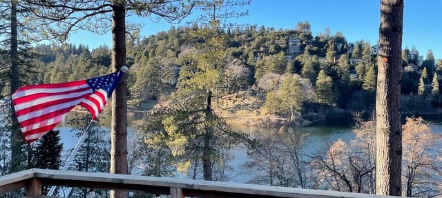 PetsOK CrestlineLakeFrontCabin in Crestline