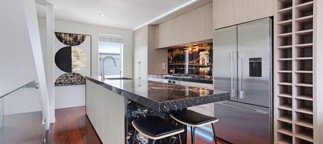 Ponsonby Terrace Apt with Carpark & Sky Tower View in Auckland Central Suburbs