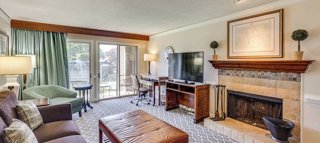Pool & Marina Access! Condo Close to Busch Gardens in Williamsburg