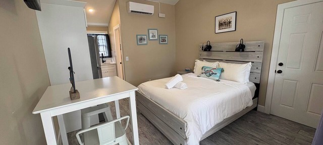 🏝️ Poolside Studio Retreat | Unit 2 in Treasure Island