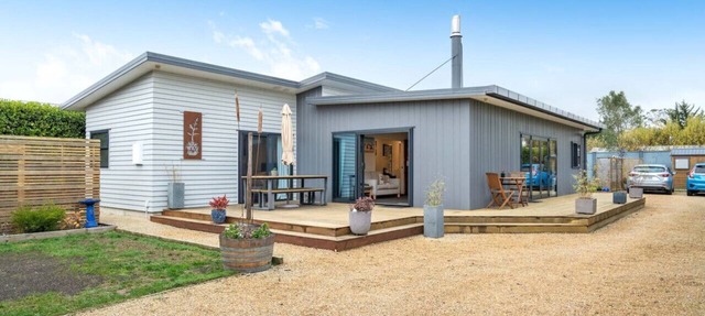 Private Escape – Seasonal Communal Pool, Tennis & Relaxed Living in Pinot Grove in Martinborough