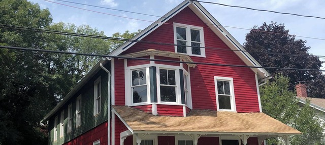 Queenan, 1-St Floor, 2-bed, Downtown Historic Mystic. Short walk to everything. in Groton