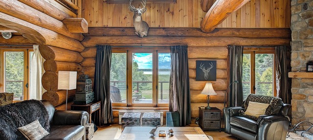 Quiet Escape in a Log cabin Overlooking the Bay. Hottub, Nature and Tranquility. in Saint-André-d'Argenteuil