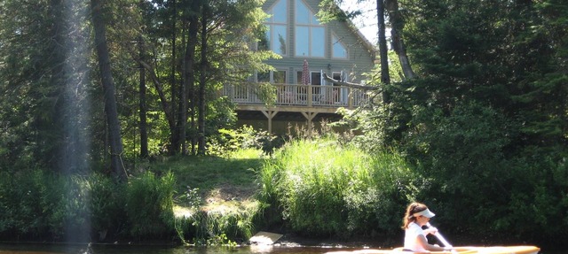 RARE Riverfront Retreat, Private Nature Escape, 1 person PADDLE BOARDS & CANOE ! in Lac-Supérieur