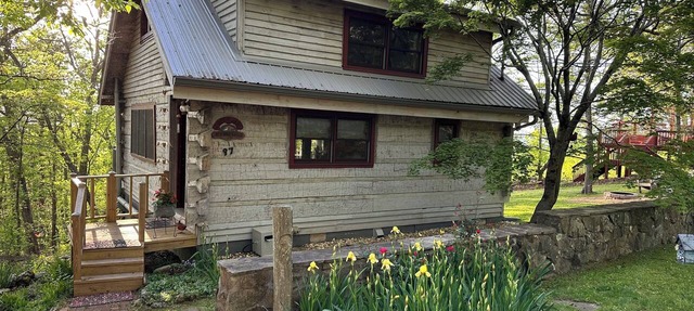 Red Bird Roost: Best downtown location on the Brow. Feel the breeze on Cool St. in Mentone