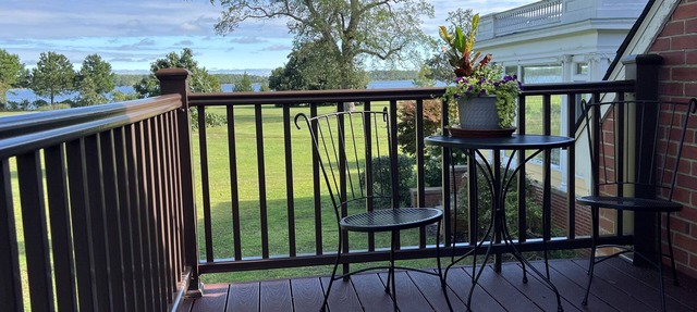 Riverfront Apartment with pool in Gloucester