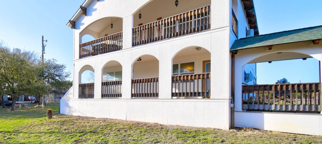 Riverview Lower, 2BR/1BA, Balcony, Sleeps 6 in Kerr County