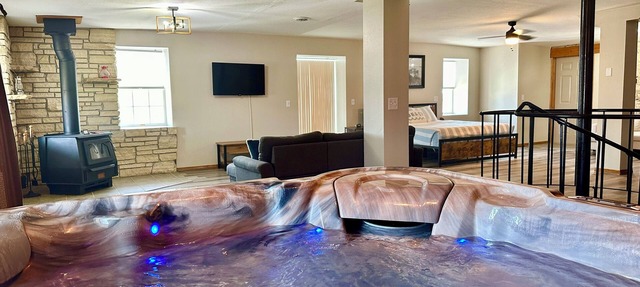 Riverview Villa - Hot Tub - Beach - River Views in Bellevue
