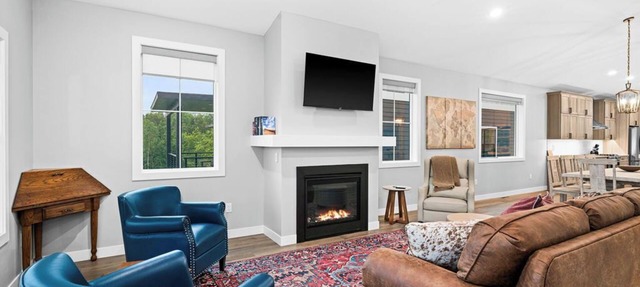 RiverWest Stones Throw Chalet - Hot Tub - Sauna - River View - Sauna - Dogs in Duluth