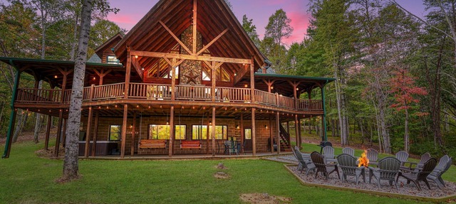 Rose Ridge - 8BR/5.5BA Luxury Log Cabin on 25 Acres - Walk to Old Man's Cave! in Logan