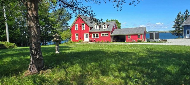 Rustic waterfront farmhouse on Sydney Harbour, with amazing sunset views. in Point Edward