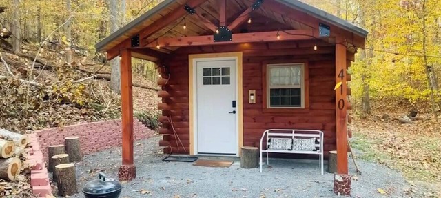 Shawnee Tiny Cabin near Ferne Clyffe with Hot Tub in Goreville