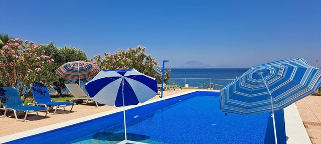 Simple holiday flat by the sea with pool in Ilia, Peloponnese, Greece in Kastro