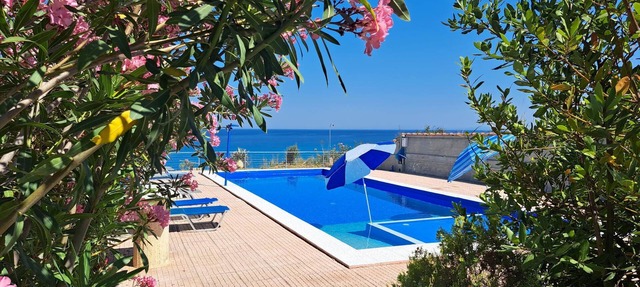 Simple seafront flat with pool in Ilia, Peloponnese, Greece in Kastro