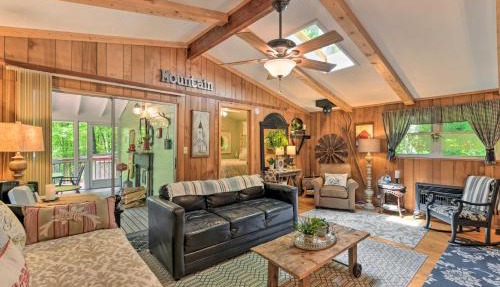 Smoky Mtn Cottage on Creek w/Lanai & Forest Views in Franklin