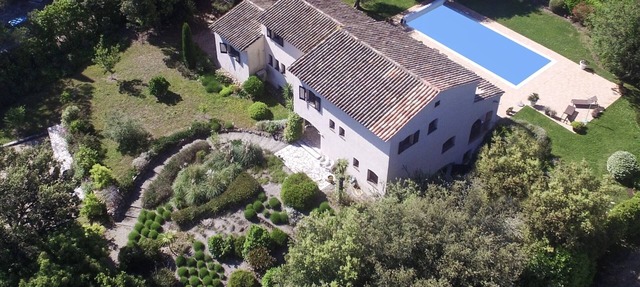 Spacious 5-bedroom villa with modern interior, south-facing garden + large pool in Valbonne