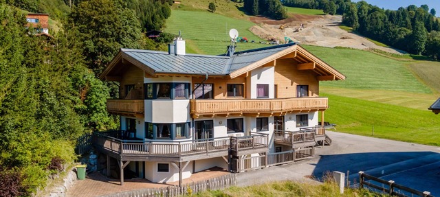 Spacious apartment at the slopes with balcony in Saalbach-Hinterglemm