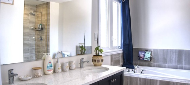 Spacious and Cozy Room with Private Bathroom in a house with WiFi, AC in Ottawa. in Ottawa