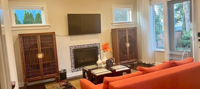 Spacious and Elegant 2-story guest suite with AC, WiFi by UVIC in Victoria