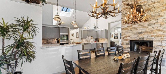 Spacious Condo Overlooking Keystone Lake w/2 Private Balconies & Fireplaces! in Keystone