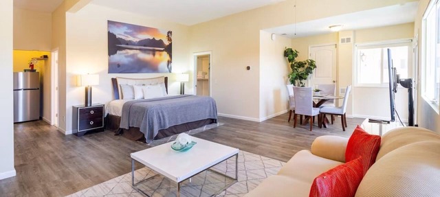 Spacious home with Spa, Private Driveway/Entrance, Mountain View, near SD Safari in Escondido