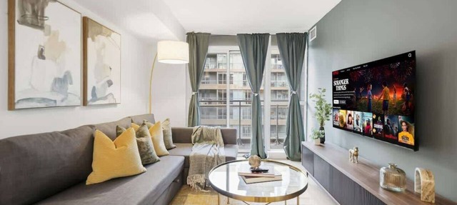 Spacious King Suite |CN Tower |Sleeps 5 w/Parking! in Toronto