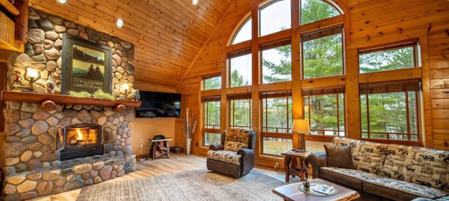 Spacious Lakefront Lodge, Kayaks/Canoes Included! Pet Friendly! in Tomahawk