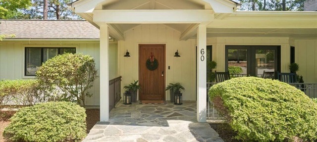 Spacious: swimming pool, walk to the village. in Pinehurst